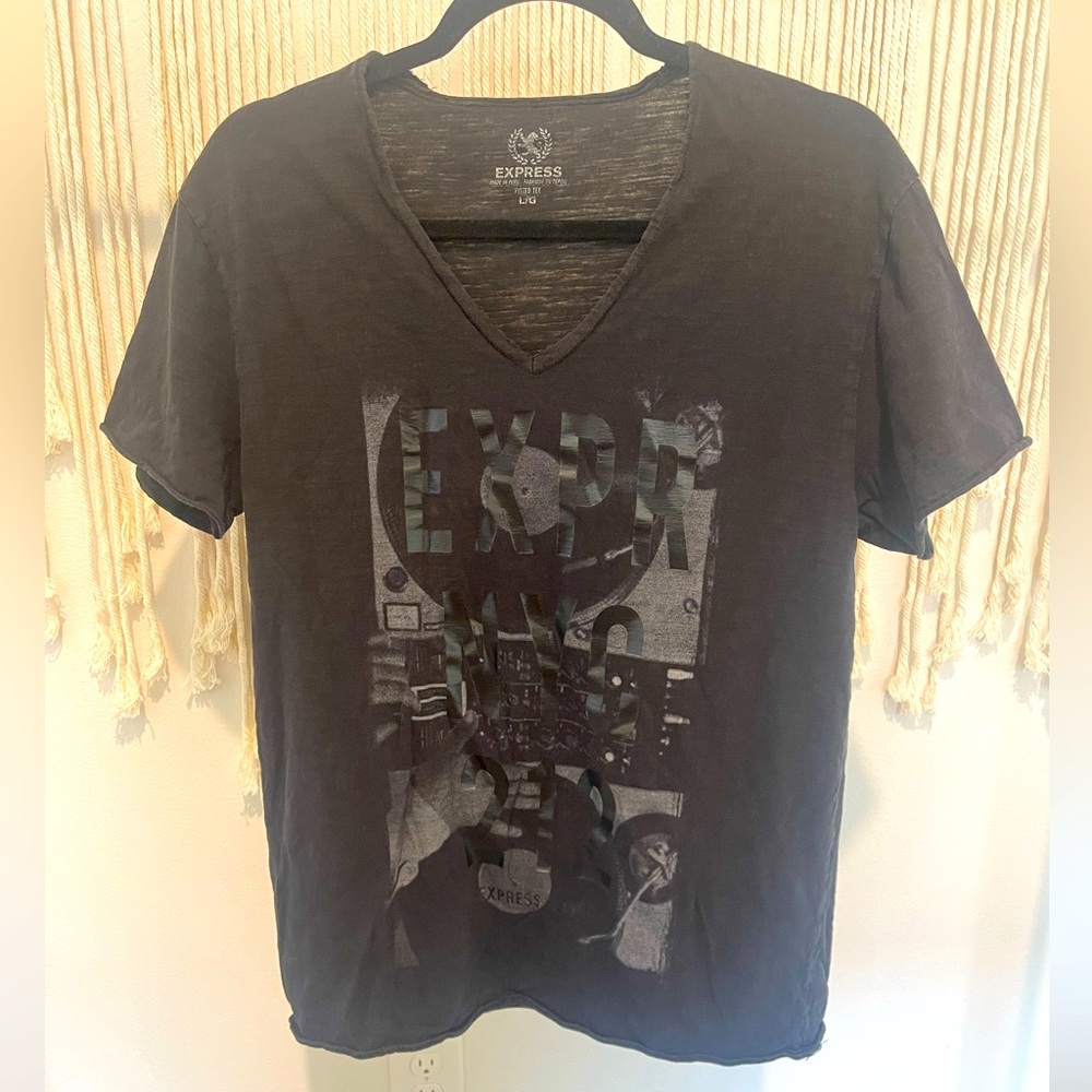 Express NYC Night Life Turntable Graphic V-Neck Tee Streetwear Sz L